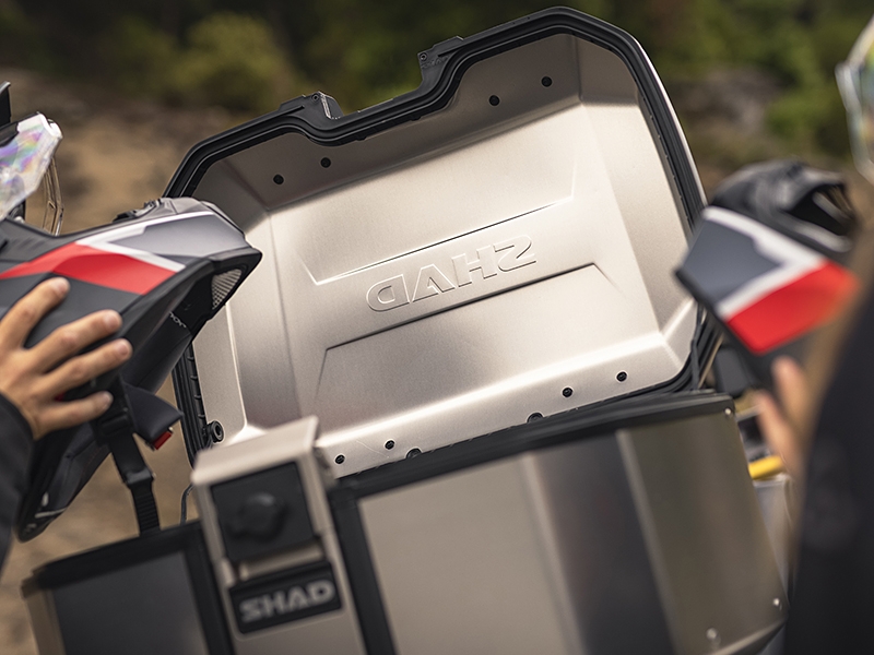 Complete set of aluminum cases SHAD TERRA, 55L topcase + 36L / 36L side cases, including mounting kit and plate SHAD Voge 650DS / 650DSX