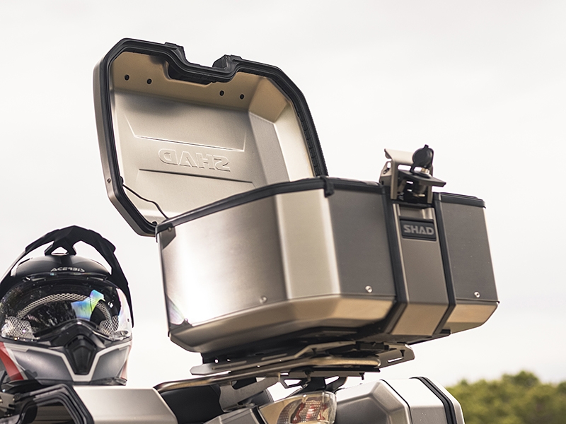 Complete set of aluminum cases SHAD TERRA, 55L topcase + 47L / 47L side cases, including mounting kit and plate SHAD Voge 500DS / 500DSX