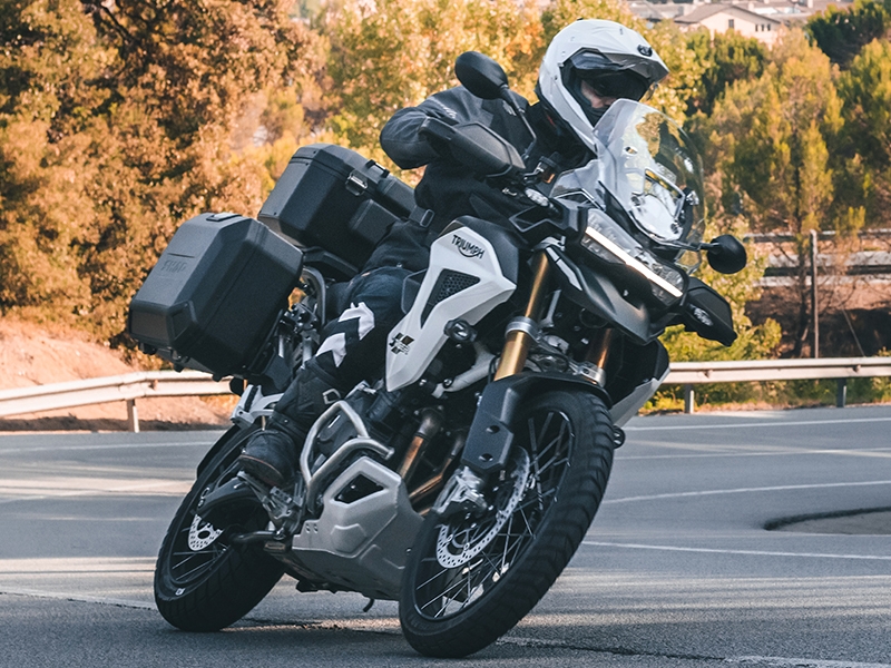 Complete set of SHAD TERRA TR40 adventure saddlebags and SHAD TERRA BLACK aluminium 55L topcase, including mounting kit SHAD CF Moto 800MT