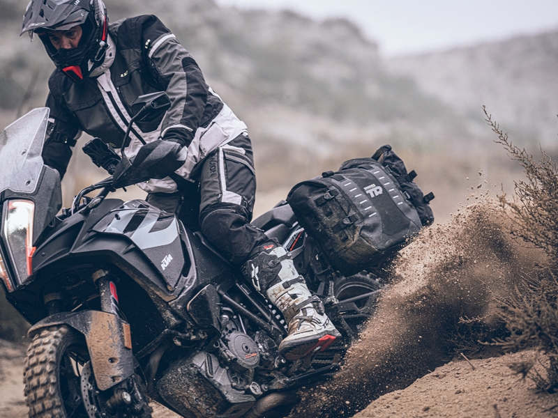 Complete set of SHAD TERRA TR40 adventure saddlebags and SHAD TERRA BLACK aluminium 55L topcase, including mounting kit SHAD BMW F750 GS / F850 GS